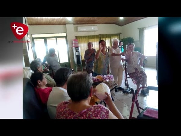 FESTEJO DIFERENTE: QUINCEAÑERA DONÓ VÍVERES AL HOGAR DE ANCIANOS DE ENCARNACIÓN