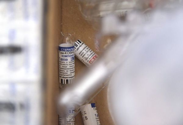Aparecen más nombres de difuntos  entre los vacunados contra el COVID-19 - Nacionales - ABC Color