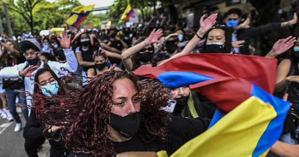 La Nación / Colombia: 19 muertos y 800 heridos en cinco días de disturbios