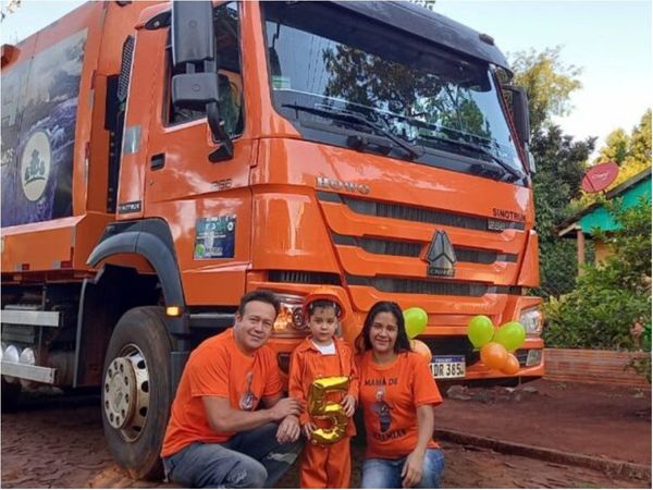 Niño pidió vestirse de recolector de basuras por su cumple y así fue