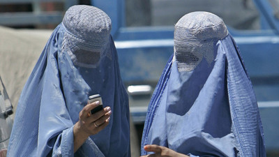 Por mantener “relaciones inmorales”: Castigan con 40 latigazos a una mujer afgana por hablar con un hombre por telé