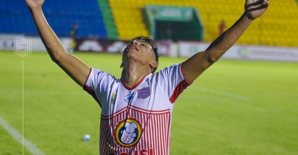 Versus / San Lorenzo remonta a Capiatá y es único escolta en la Intermedia