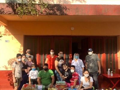 Quinceaños solidario: festejó llevando víveres a abuelitos