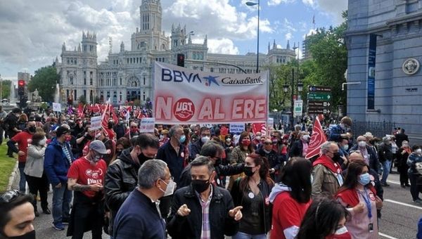 Ocho mil despidos y 1.500 oficinas menos: un resultado previsible de la fusión de CaixaBank y Bankia
