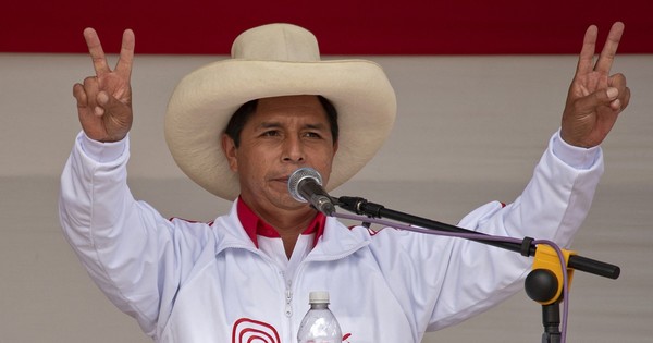 La Nación / El izquierdista Castillo lidera sondeo en Perú