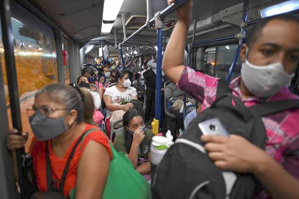 Crónica / Contagio: buses abrirán puertas cada 15 minutos