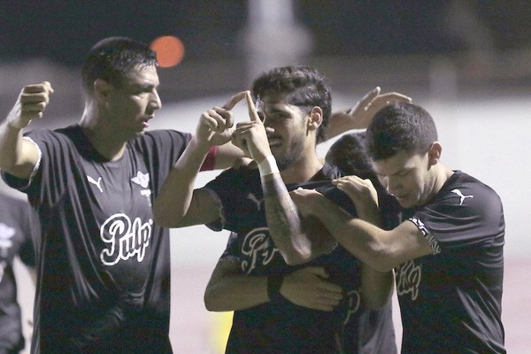 Crónica / La punta es gumarela y River sigue hundido