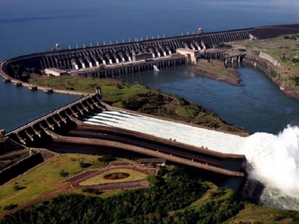 Itaipú justifica altos salarios y alega antigüedad de empleados