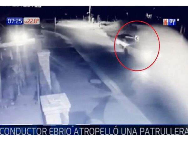 Conductor ebrio choca contra una patrullera