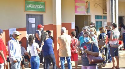 Caos del primer día obliga a cambiar lugar para vacunación en Villarrica - Nacionales - ABC Color