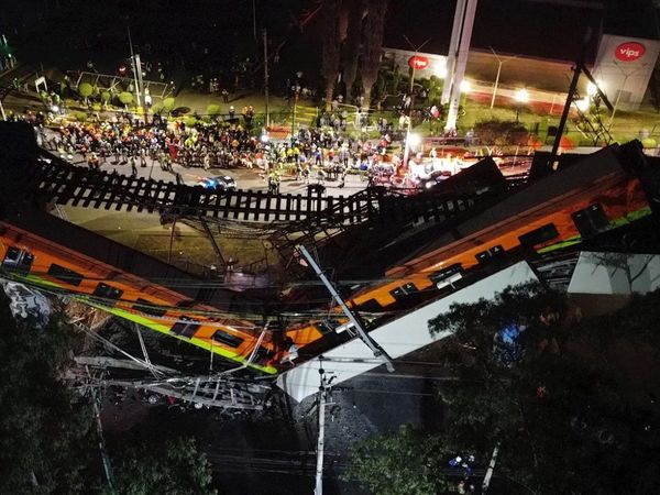 23 muertos y 65 hospitalizados al desplomarse un metro en México