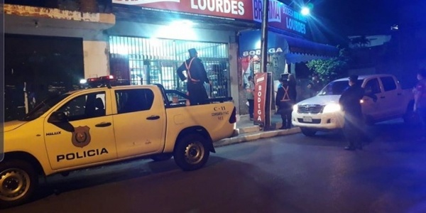 Denuncian aglomeración y fiesta clandestina en barrio Obrero con participación policial