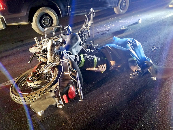 Adolescente muere tras estrellarse con su moto contra un automóvil - La Clave