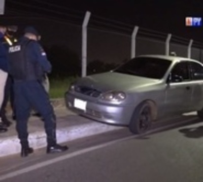 Conductor se esconde de la Policía bajo un puente - Paraguay.com