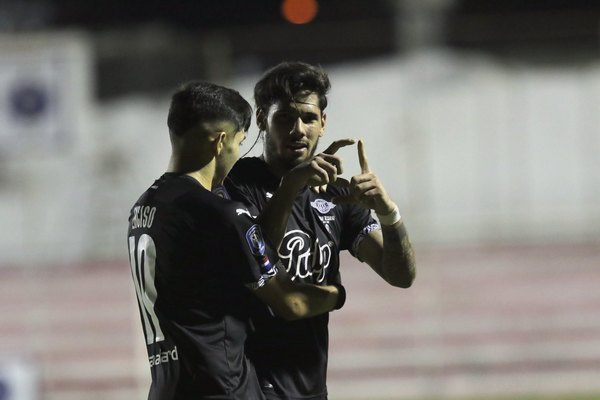 Versus / Libertad, el gran ganador de una fecha que se llevó a dos entrenadores