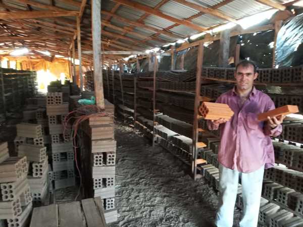 Emprendedores de Itapúa producen 6.500 ladrillos por día con apoyo del CAH | .::Agencia IP::.