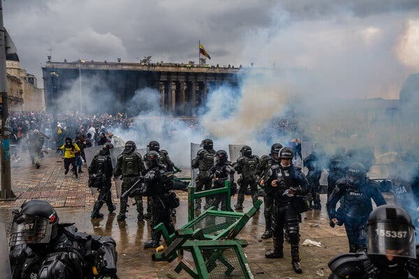 Colombia: la renuncia del ministro de Hacienda no aplaca las protestas que ya dejan 19 muertosr - ADN Digital