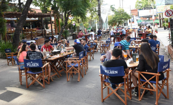 Habilitan calles peatonales para bares y restaurantes