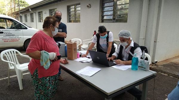 Poca afluencia: exhortan a los adultos mayores a ir a los vacunatorios - Nacionales - ABC Color