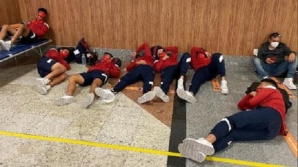 Escándalo: Futbolistas de Independiente durmieron en el aeropuerto