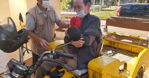 La Nación / Hombre de 81 años llegó manejando su motocarro para vacunarse