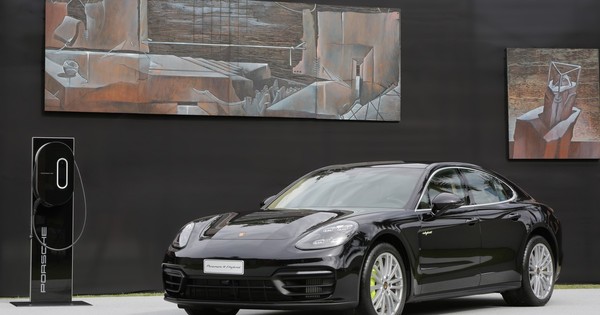 La Nación / Ya está en el país el nuevo Porsche Panamera E-Hybrid