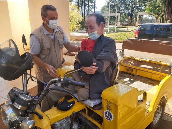 A sus 81 años y sin una pierna, don Eduardo acude en su motocarro a vacunarse - ABC en el Este - ABC Color