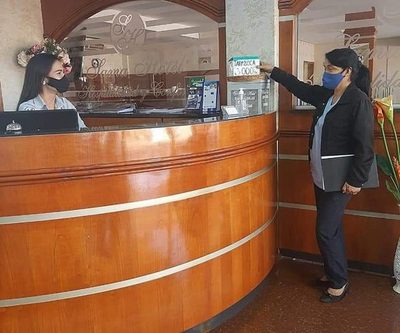 Personas que atienden a clientes deben usar tapabocas