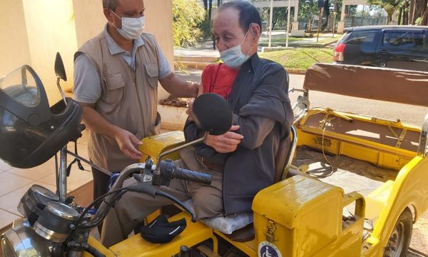 Don Eduardo de 81 años, sin una pierna y en motocarro se acercó a vacunarse