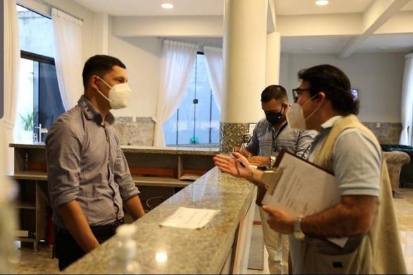 El uso de mascarillas quirúrgicas para personas que hacen atención al cliente es obligatorio
