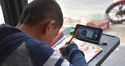 La Nación / Solidario gesto de un peluquero que expande el wifi a sus vecinitos para asistir a las clases virtuales