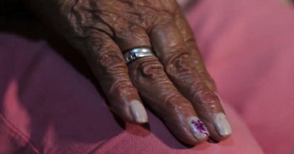 La Nación / Abuelita de 77 años denuncia que su hijo y familia maniobran para sacarle su casa