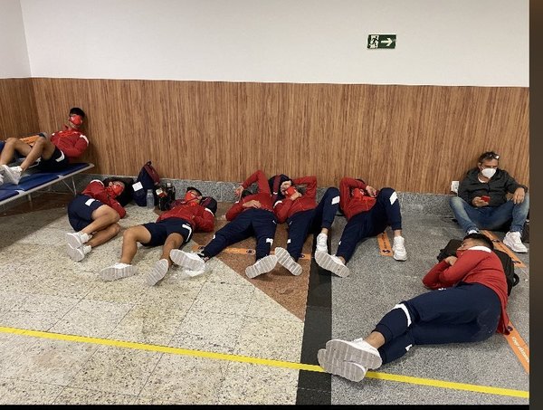 Versus / ¡Escándalo en Brasil! jugadores tuvieron que dormir en el piso del aeropuerto
