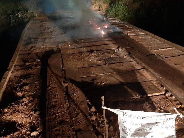 Queman puente en Alto Verá y dejan esquela