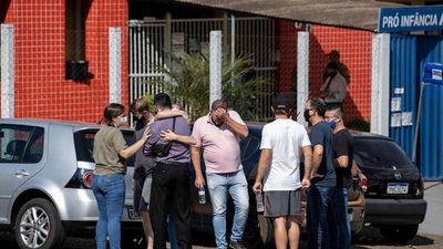 ¡”De terror”! Joven ingresa en una escuela y asesina a tres niños junto a dos docentes (Video)
