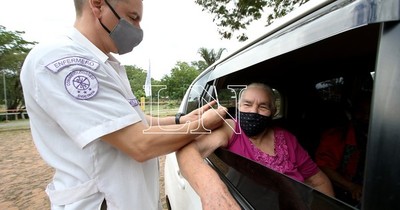 La Nación / Continúa vacunación a personas de 75 años en adelante en 57 vacunatorios en todo el país