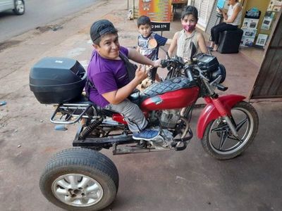 Joven con discapacidad fabricó una "trimoto" para poder trabajar