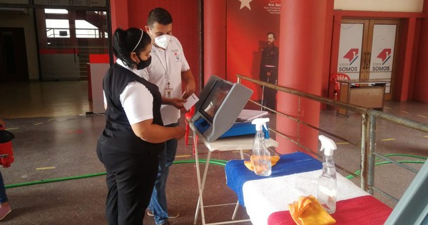 La Nación / La ANR ya cuenta con las máquinas de votación para capacitar a electores