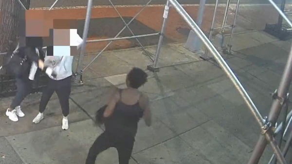 “Crimen de odio”: Investigarán ataque con martillo a dos asiáticas en New York (VIDEO)