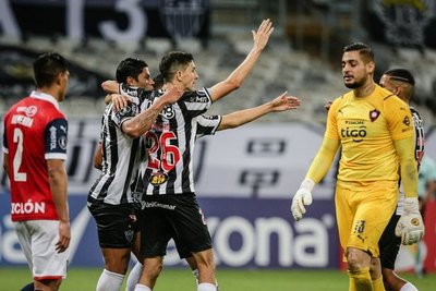 Versus / Cerro fue inocente y Atlético Mineiro le dio una paliza