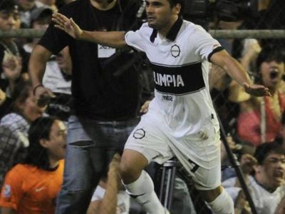 Piden ayuda para camarógrafo que gritó con todo un gol de Olimpia