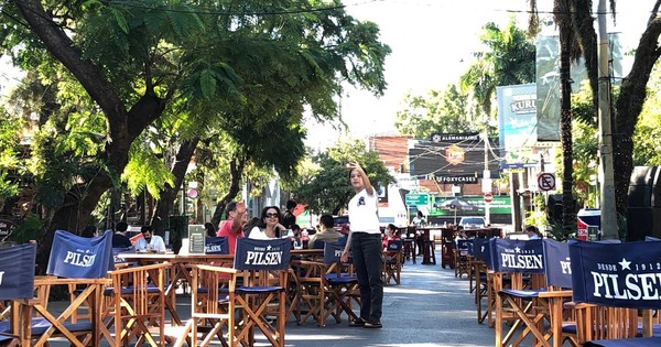 La Nación / Espacios gastronómicos en las calles céntricas podrían revitalizar la zona, afirman