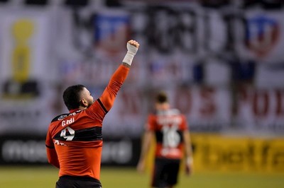 Flamengo se impone en Quito y domina su zona