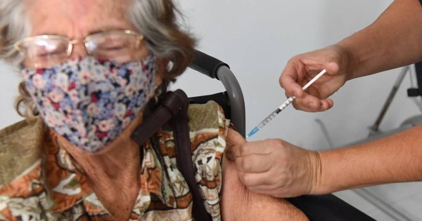 La Nación / Vacuna contra gripe puede ayudar en casos de covid-19
