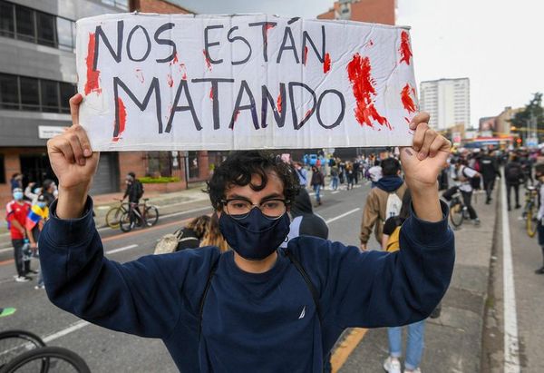 Noche de caos en Bogotá, donde incendian estación policial con agentes dentro - Mundo - ABC Color