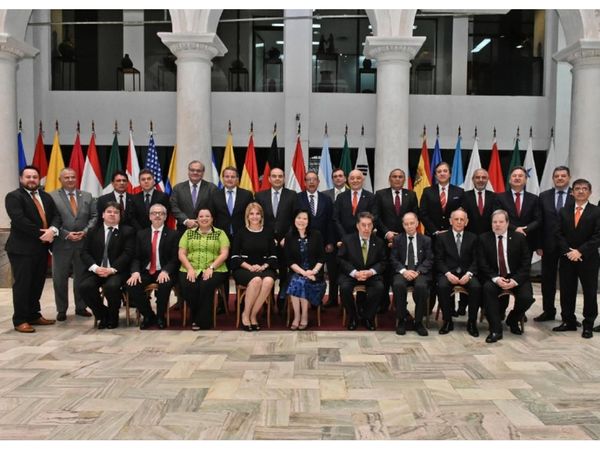 RREE aprueba ascenso de 17 diplomáticos, 4 a embajadores