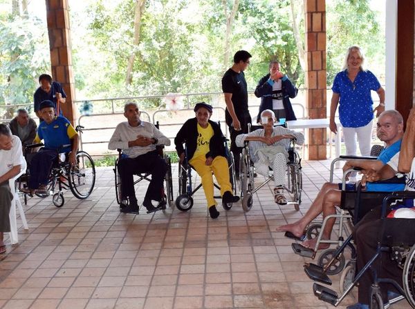Restan plata a abuelitos y pagan más a funcionarios - Nacionales - ABC Color