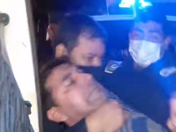 Hombre denuncia que policías le ofrecieron dinero para evitar publique videos de agresión - Noticiero Paraguay