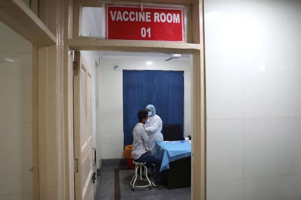 Vacunar en la India: de luchar contra falsos mitos a la falta de dosis - Mundo - ABC Color