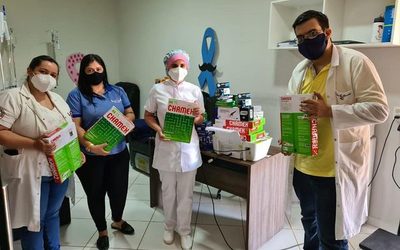 Reciben insumos de oficina y fundas para balones de oxígeno